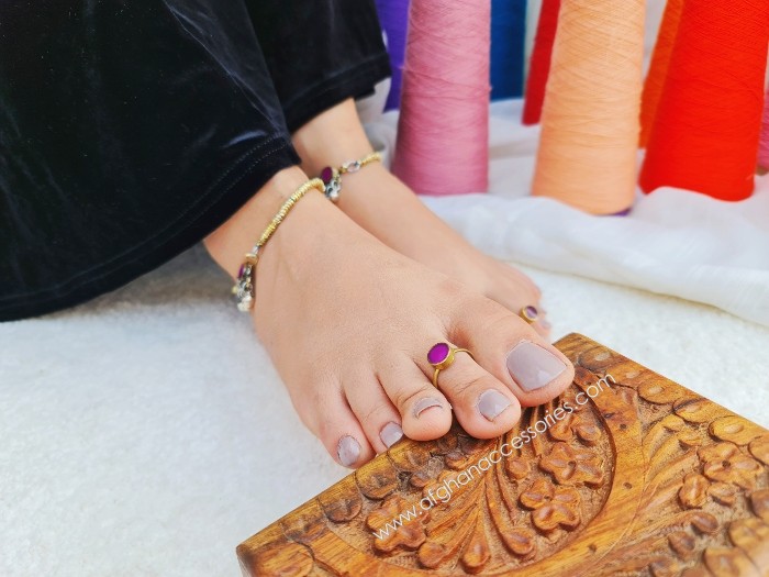 Beautiful feet nail polish and toe rings 🥵🥵🥵🥵🥵🥵 : r/indianStarFeet