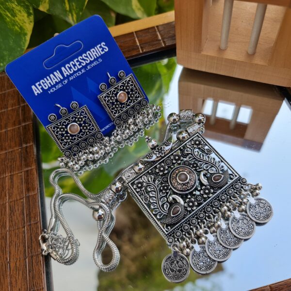 Antique carved chorus dholna set